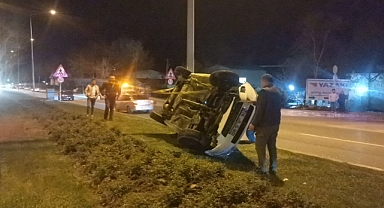 Son Dakika: Refüje Devrilen Otomobildeki 2 Kişi Yaralandı