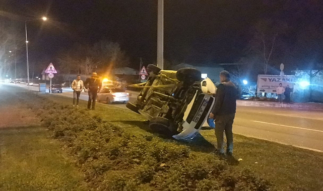 Son Dakika: Refüje Devrilen Otomobildeki 2 Kişi Yaralandı