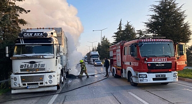 Son Dakika:Seyir Halindeki Kamyon Yandı