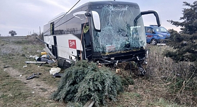 Son Dakika: Tur Otobüsü Yoldan Çıktı, 40 Kişi Yaralandı