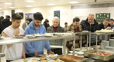 Vali Uğur Turan, Öğrencilerle Sıraya Girip Sahur Yaptı