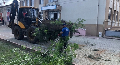 Belediyeden Okullara Çevre Temizliği ve Budama Desteği