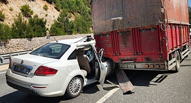 Feci Kaza! Kamyonetle Otomobil Çarpıştı: Biri bebek, 3 Kişi Yaralandı
