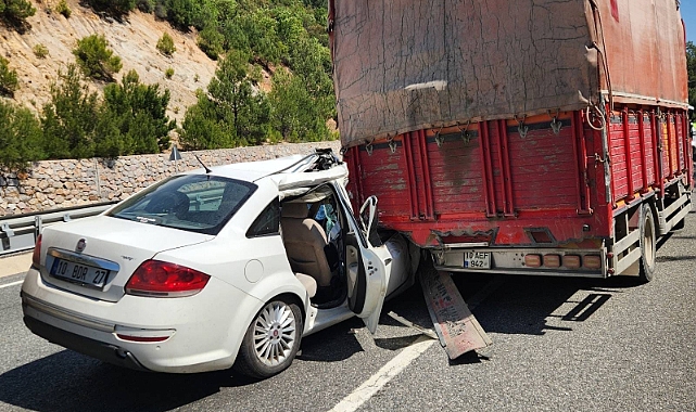 Feci Kaza! Kamyonetle Otomobil Çarpıştı: Biri bebek, 3 Kişi Yaralandı