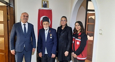 Kore Gazisi Arif Bacı’ya Tekerlekli Sandalye Desteği