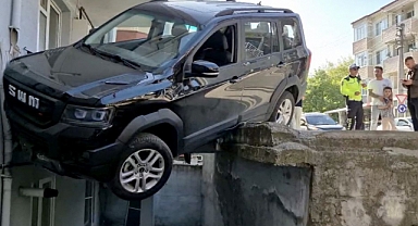 Şok! Cip Evin Balkonuna Çarptı, 1 Yaralı