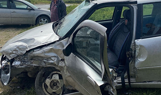 SON DAKİKA! Kamyonet İle Otomobilin Çarpıştığı Kazada 2 Kişi Yaralandı