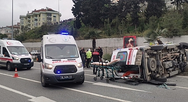 Son Dakika: Karşı Şeride Geçen Ambulans, Otomobile Çarptı, 4 Yaralı