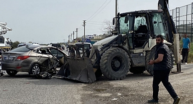 Son Dakika: Kepçeyle Otomobil Çarpıştı,2 Yaralı