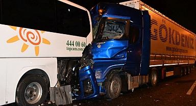 Son Dakika: Tır, Tur Otobüsüne Çarptı, 13 Yaralı