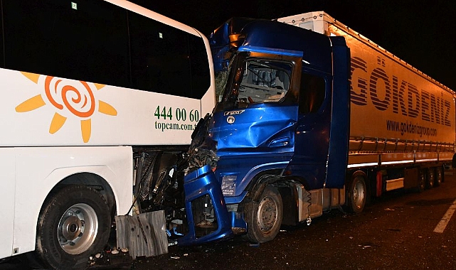 Son Dakika: Tır, Tur Otobüsüne Çarptı, 13 Yaralı