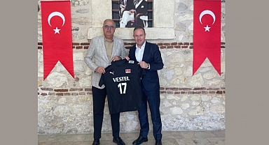 Başkan Üstündağ’dan, Başkan Ilık’a “17 Numaralı Kaptanlık Forması”