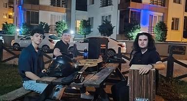 Mahalle Parkında Müzik Rüzgarı: Gençlerden Sıcak Bir Performans