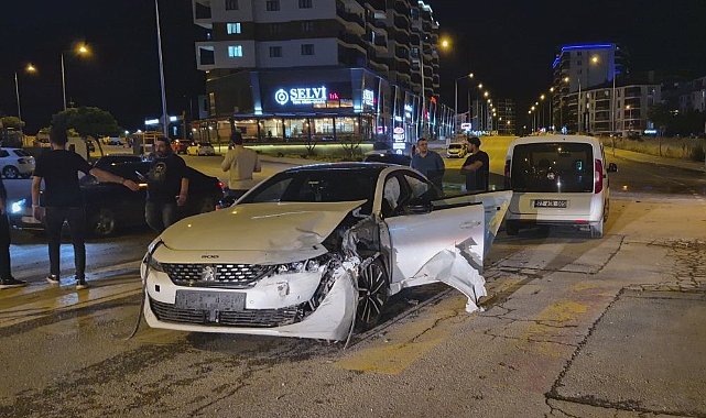 Zincirleme Kaza! 4 Araç Birbirine Girdi, 1 Yaralı