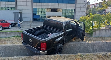 Son Dakika: Pikap Kanala Düştü.2 Yaralı
