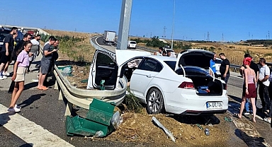 Feci Kaza: Otomobil Reflüje Çarptı, 2 Yaralı...