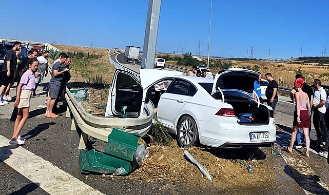 Feci Kaza: Otomobil Reflüje Çarptı, 2 Yaralı...