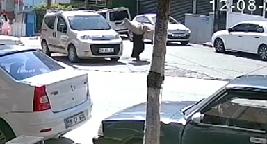 ŞOK! Yolda Yürürken Kafasına Halı Düştü...