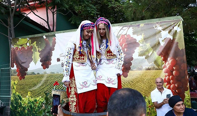 Şenlikte Geleneksel Tat, Ezilen Üzümlerin Suyu İkram Edildi