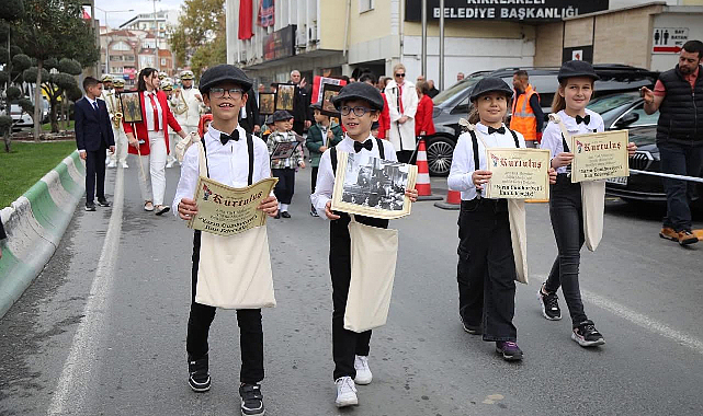 Minik Ellerde, Büyük Cumhuriyet Aşkı…