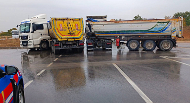 Son Dakika: Trafikte Can Pazarı! Sürücü Hastaneye Kaldırıldı...