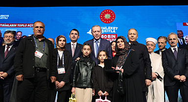 “11 ilimizde yapımını tamamladığımız 350 bininci yuvamızın anahtarlarını teslim etmenin gururunu yaşıyoruz”
