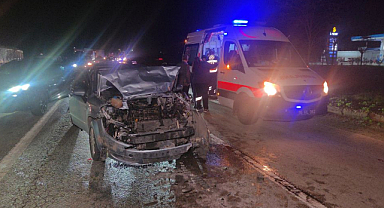 Feci Kaza! Otomobil Bekleyen Araca Çarptı! Biri Çocuk 5 Yaralı...