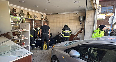 Son Dakika:Otomobil Fırına Girdi! Yaralılar Var...