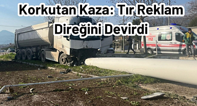 Korkutan Kaza! Tır Reklam Direğini Devirdi