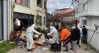 Şok! İki Katlı Evden 9 Kamyon Çöp Çıktı!