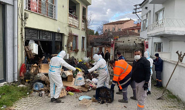 Şok! İki Katlı Evden 9 Kamyon Çöp Çıktı!