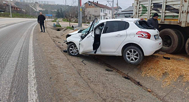 Feci Kaza! Otomobil TIR'a Çarptı, 1 Yaralı