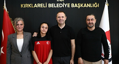 Başkan Bulut, Şampiyon Güreşçi Ela Çakal'ı Ağırladı