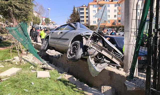 El Freni Çekilmeyen Araç Dehşet Saçtı: 11 Yaşındaki Çocuk Hayatını Kaybetti