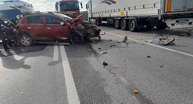 Feci Kaza! Otomobil TIR'a Çarptı 1 Yaralı...