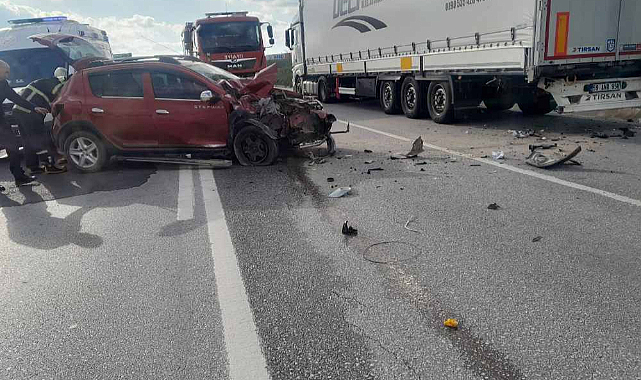 Feci Kaza! Otomobil TIR'a Çarptı 1 Yaralı...