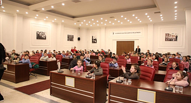 Geleceğin Yöneticileri Meclis Sıralarında...