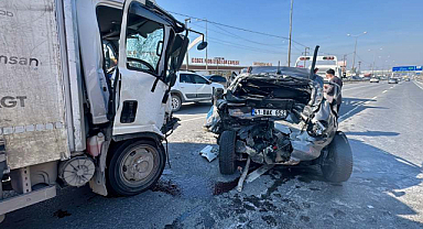 Son Dakika! Otomobille Kamyonet Çarpıştı, 1'i Bebek 2 Yaralı...
