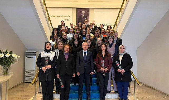 Vali Turan'dan Kadın Çalışanlara Karanfilli Kutlama