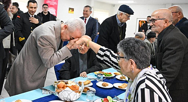Vali Uğur Turan Huzurevinde Bayram Sevinci Paylaştı