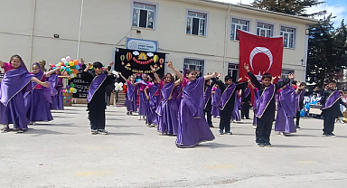 Ahmet Yener Öğrencilerden Unutulmaz 23 Nisan Gösterisi