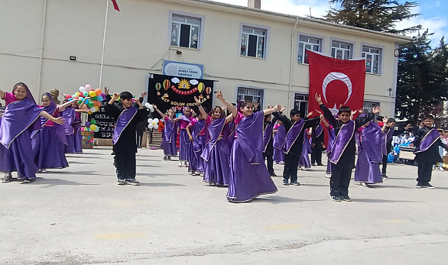 Ahmet Yener Öğrencilerden Unutulmaz 23 Nisan Gösterisi
