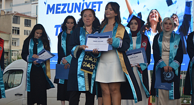 Kırklareli Üniversitesi'nde Mezuniyet Heyecanı Stadyuma Sığmadı