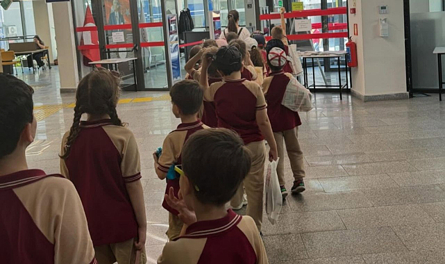 Minik Öğrencilerden Kütüphaneye Anlamlı Ziyaret